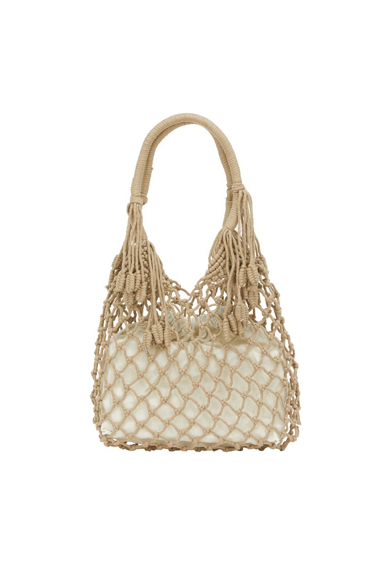 Beige vævet håndtaske med netdesign, der har et blødt indre for og dekorative kvaster ved håndtagene for ekstra tekstur.