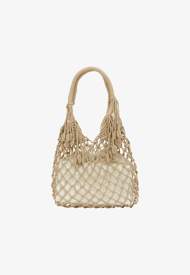 Beige vævet håndtaske med netdesign, der har et blødt indre for og dekorative kvaster ved håndtagene for ekstra tekstur.