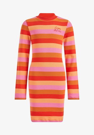 Dopasowana sukienka z golfem w poziome pasy w kolorach pomarańczowym, czerwonym, brzoskwiniowym i różowym, z napisem „Enjoy the now” na piersi.