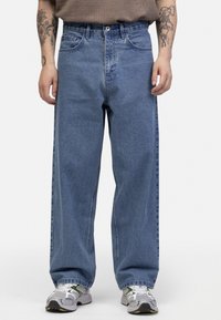 Jeans din denim albastru cu talie înaltă și croială lejeră, cu un finisaj texturat. Au cinci buzunare, fermoar și cusături contrastante pe umeri.
