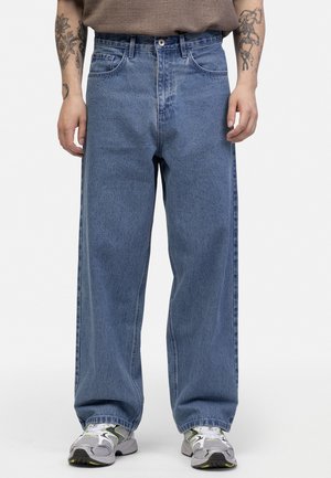 Jean en denim bleu taille haute, ample avec une finition texturée. Comprend cinq poches, une fermeture éclair et des coutures contrastées le long des coutures.