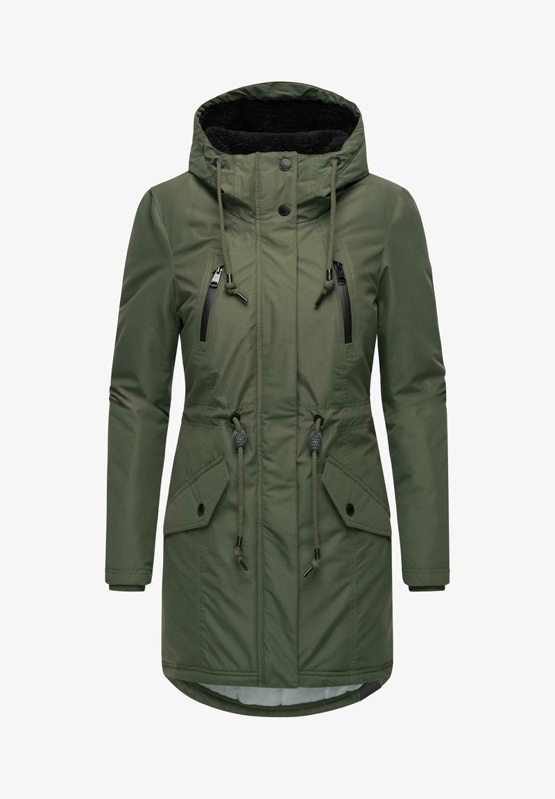 Žalias parka švarkas su kapišonu, užtrauktuku uždaromais priekiniais kišenėmis, ištraukiama juosmens juosta ir dirbtiniu kailiu. Pabrėžia juodus užtrauktuko akcentus ir užsegimus.