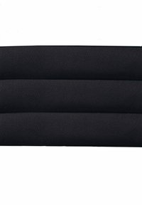 Juodas rectangularus audinio pagalvėlė su trimis horizontaliomis siūlėmis, turinti lygią tekstūrą ir minkštą išvaizdą, sukurta komfortui ir palaikymui.