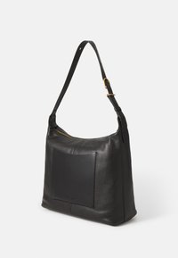 Schwarze Leder-Schultertasche mit strukturiertem Finish, ausgestattet mit einer großen flachen Tasche, einem verstellbaren Schulterriemen und goldenen Hardwareakzenten.