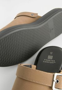 Next FOREVER COMFORT BUCKLE- REGULAR FIT - Slip-on sandaler - mink brown
