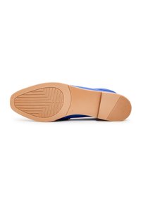 Semelle d'une chaussure plate bleue avec une bande de roulement en caoutchouc beige, grip texturé à l'avant et au talon, taille 39 marquée, isolée sur fond blanc.
