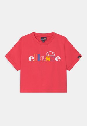 Rood cropped t-shirt met meerkleurig "ellesse" logo en korte mouwen, met een klein merklipje op de linkermouw.