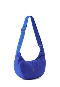 Blaue Nylon-Umhängetasche mit runder Form, verstellbarem Riemen und vorderem Reißverschluss. Auffällige Akzente sind zwei kreisförmige Details in kontrastierenden Farben.