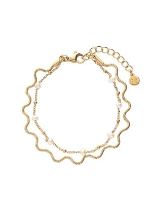 Bracelet double couche en or avec une chaîne ondulée et une chaîne délicate ornée de petites perles blanches espacées, doté d'un fermoir ajustable.