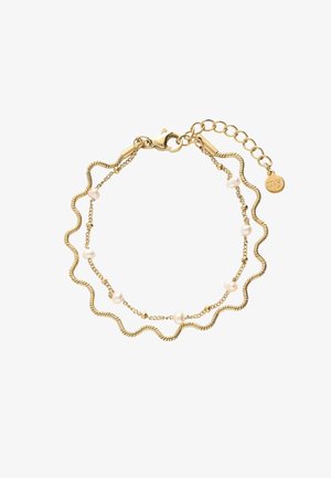 Bracciale doppio strato in oro con una catena ondulata e una catena delicata con piccole perle bianche distanziate e una chiusura regolabile.