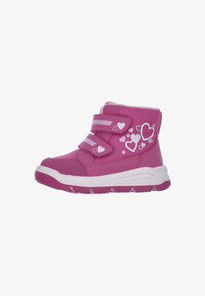 Zapatilla rosa de media caña con dos correas ajustables de Velcro, acentos blancos y patrones de corazones en el costado. Suela de goma con agarre para tracción.