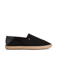 Zapatillas negras de lona sin cordones con un panel texturizado en negro en el talón, suela de estilo espadrille en beige y pequeño logo de color.