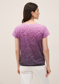 Kortärmad t-shirt med en gradient från ljus lila till mörk lila, med ett texturerat mönster genom hela plagget och en avslappnad passform.