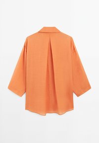 Oranje, overgrote shirt met een kraag, verlaagde schouders, driekwartmouwen en een middenplooitje aan de achterkant. Glad, textuurstof.