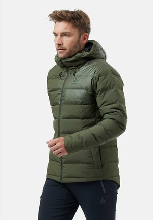 Grüne gepolsterte Jacke mit Kapuze, ausgestattet mit einem Reißverschluss und Fronttaschen. Der Stoff hat eine glatte Textur und ein dezentes Logo auf der Brust.
