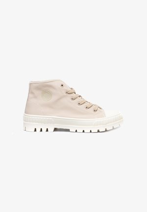 Beżowe wysokie sneakersy z teksturowaną cholewką z płótna, białym gumowym noskiem i masywną białą podeszwą z głębokimi rowkami zapewniającymi przyczepność.