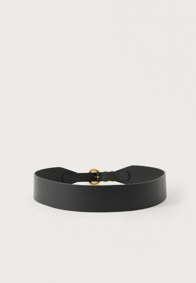Ceinture large en cuir noir avec une petite boucle dorée et une sangle réglable, posée à plat sur un fond blanc.
