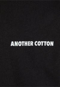 Another Cotton Lab GOOD KARMA CLUB OVERSIZE - Marškinėliai su spaudiniu - black