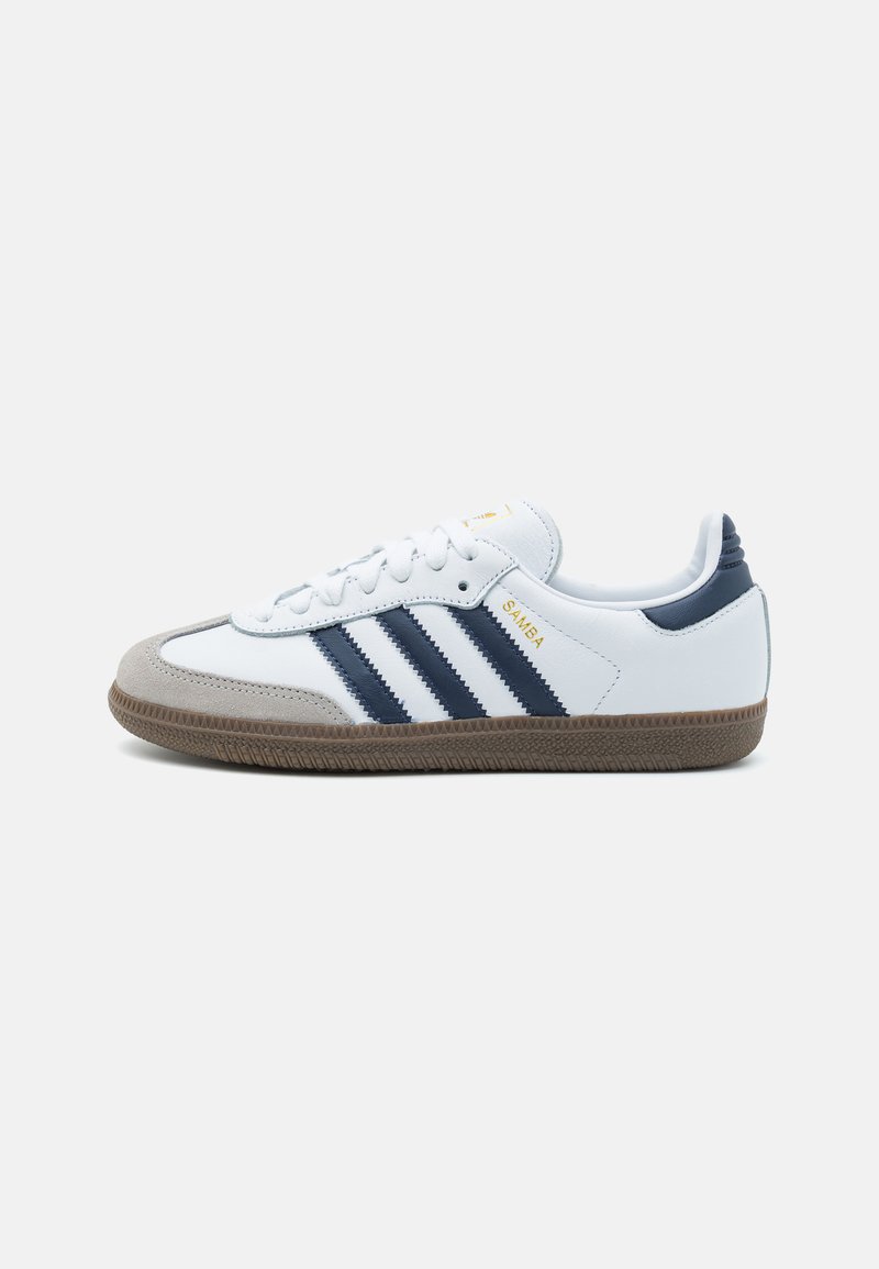 Weißer Sneaker mit navy Streifen und grauem Wildlederzehenbereich. Verfügt über eine strukturierten braunen Gummisohle und "Samba"-Branding an der Seite.