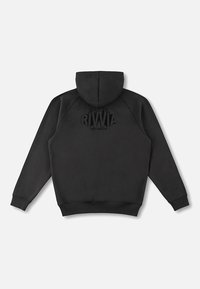 Crna majica s kapuljačom glatke teksture, s izdignutim logotipom na leđima. Dizajn upotpunjuju rebrasti rubovi na manžetnama i rubu majice.