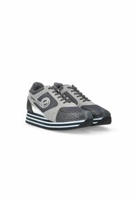 Grijze sportschoenen van mesh en suede materialen, met een ronde neus, gestreepte zool en reflecterende accenten aan de zijkanten.