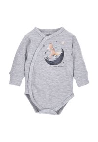 Grijze lange mouwen bodysuit van katoen, met een bedrukte afbeelding van een vos die op een maan met sterren rijdt en de tekst "Kleine reiziger." Drukknoopsluiting.