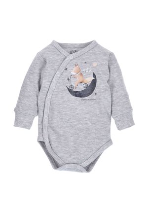 Grauer Langarm-Bodysuit aus Baumwolle mit einem Druckdesign, das einen Fuchs zeigt, der auf einem Mond mit Sternen reitet, sowie dem Text "Kleiner Reisender". Mit Druckknopfverschluss.