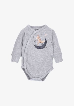 Grå långärmad bodysuit i bomull, med ett tryckt mönster av en räv som rider på en måne omgiven av stjärnor och texten "Lilla resenär." Tryckknappar för stängning.