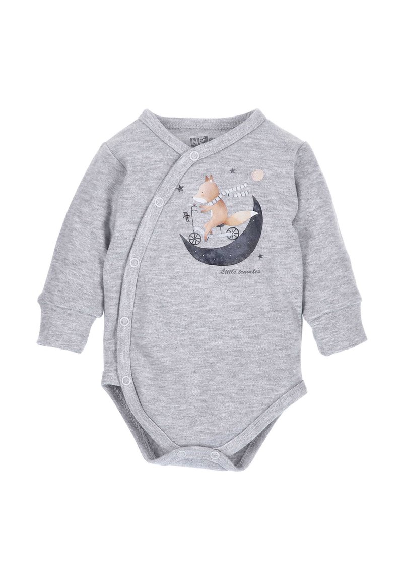 Grijze lange mouwen bodysuit van katoen, met een bedrukte afbeelding van een vos die op een maan met sterren rijdt en de tekst "Kleine reiziger." Drukknoopsluiting.