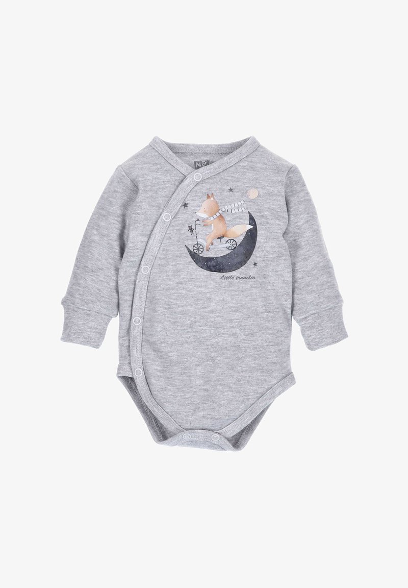 Szary, długi rękaw bodysuit wykonany z bawełny, z nadrukiem przedstawiającym lisa jadącego na księżycu z gwiazdami oraz napisem "Mały podróżnik." Zapięcie na napy.