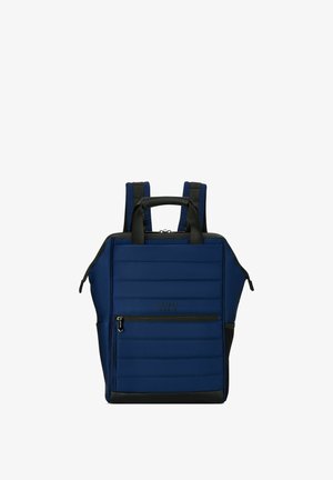 Zaino blu navy con texture trapuntata, dettagli neri, maniglia superiore e spallacci regolabili. Presenta una tasca frontale con zip per riporre oggetti.
