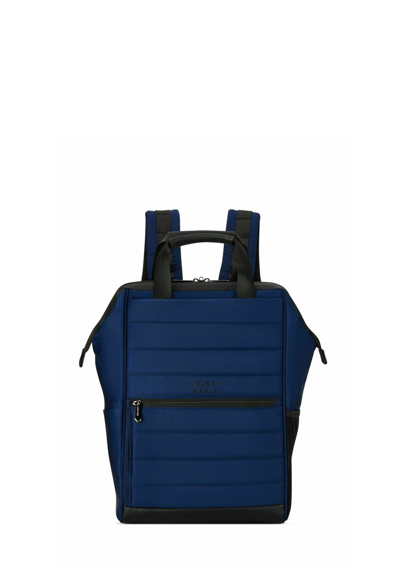 Zaino blu navy con texture trapuntata, dettagli neri, maniglia superiore e spallacci regolabili. Presenta una tasca frontale con zip per riporre oggetti.