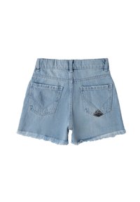 Pantalones cortos de mezclilla en azul claro, con un dobladillo deshilachado, dos bolsillos traseros con un acento negro en forma de diamante y un diseño de cinturilla clásica.