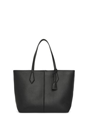 Sac cabas en cuir texturé noir avec deux poignées et une petite étiquette en cuir attachée suspendue près d'une poignée.