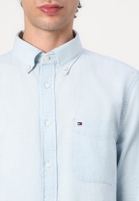 Tommy Hilfiger POCKET SHIRT UNISEX - Button-down blouse - light blue chambray