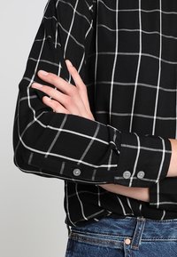 Banana Republic Blus - black