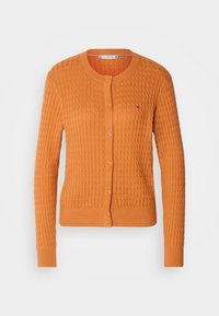 Cardigan orange à boutons en maille torsadée avec manches longues et encolure ronde, arborant un petit logo brodé sur le côté gauche de la poitrine.