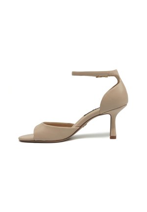 Beige damessandaal met open teen, enkelbandje en slanke midhoge hak, vanaf de zijkant weergegeven op een witte achtergrond.