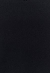 Zwarte rekstof met een gladde textuur en een strakke pasvorm, met een V-halslijn en minimale stikdetails aan de bovenkant.