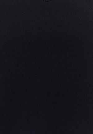 Tela elástica negra con una textura suave y un diseño ajustado, que presenta un escote en V y un detalle de costura mínima en la parte superior.