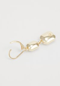Boucles d'oreilles dorées avec deux éléments arrondis et polis reliés par une petite chaîne. Présente un fermoir sécurisé pour l'attache.