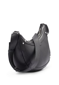 Borsa a tracolla in pelle nera con finitura texturizzata, forma curva, dettagli in metallo argentato e una singola tracolla regolabile. Tasca con zip sulla parte superiore.