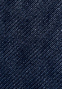 Granatowa, prążkowana tkanina o teksturowej powierzchni, z pionowymi wzorami stworzonymi przez dzianinę, oferująca gęsty i solidny wygląd.