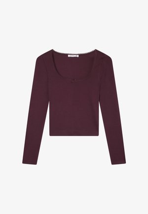 Bordowy top z długim rękawem i kwadratowym dekoltem, z teksturowanym wykończeniem oraz małą kokardką na środku przodu. Miękki, elastyczny materiał.