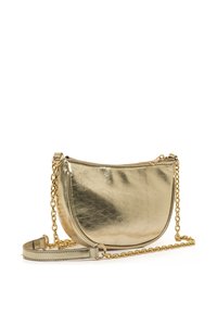 Goldene Schultertasche aus Metall mit halbmondförmigem Design. Verfügt über einen Kettenriemen, einen Reißverschluss und eine glatte, glänzende Oberfläche.