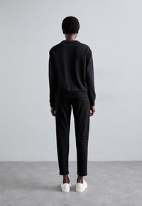EA7 Emporio Armani TRACKSUIT - Verryttelypuku - black/gold