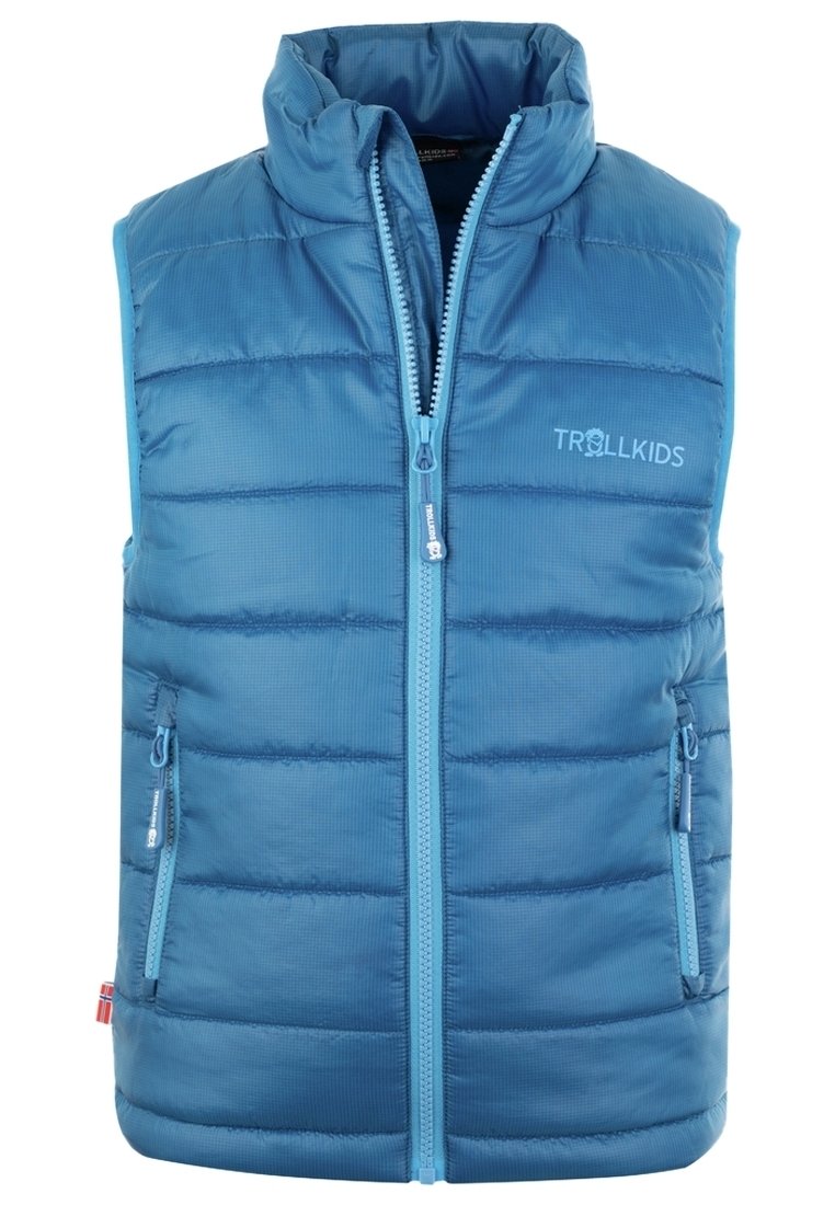 Blå pufferväst med hög krage, dragkedja och två sidofickor. Har kviltad textur och en logga på bröstet.