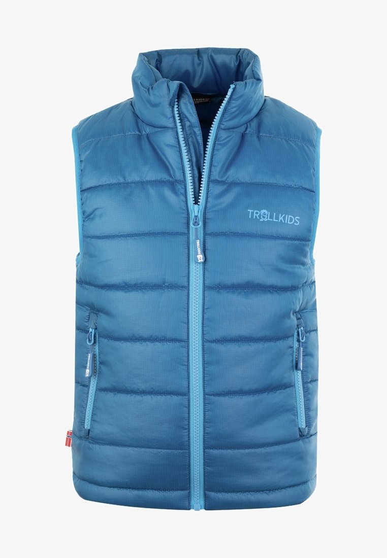 Blå pufferväst med hög krage, dragkedja och två sidofickor. Har kviltad textur och en logga på bröstet.