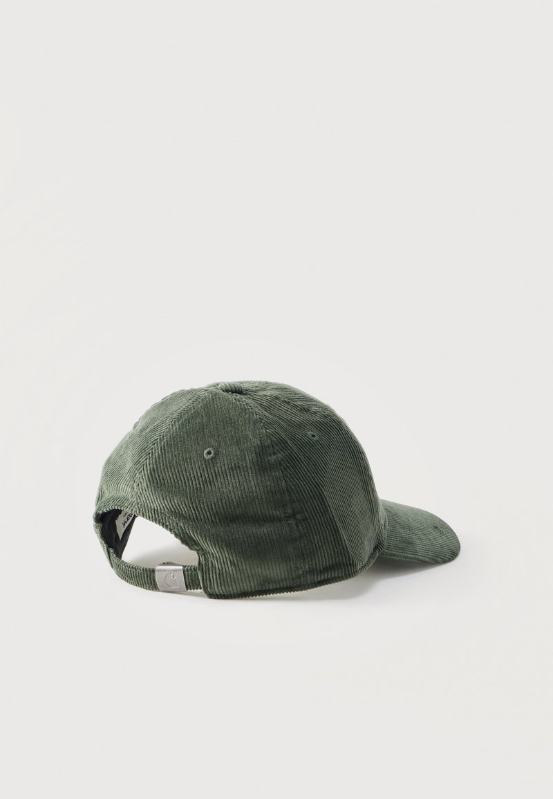 Cappellino da baseball in velluto a coste verde con cinturino regolabile e fibbia in metallo, mostrato da dietro su sfondo bianco semplice.