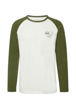 Langärmeliges weißes Hemd mit olivgrünen Raglanärmeln und Kragen, mit kleinem schwarzem Logo und Text auf der linken Brust.